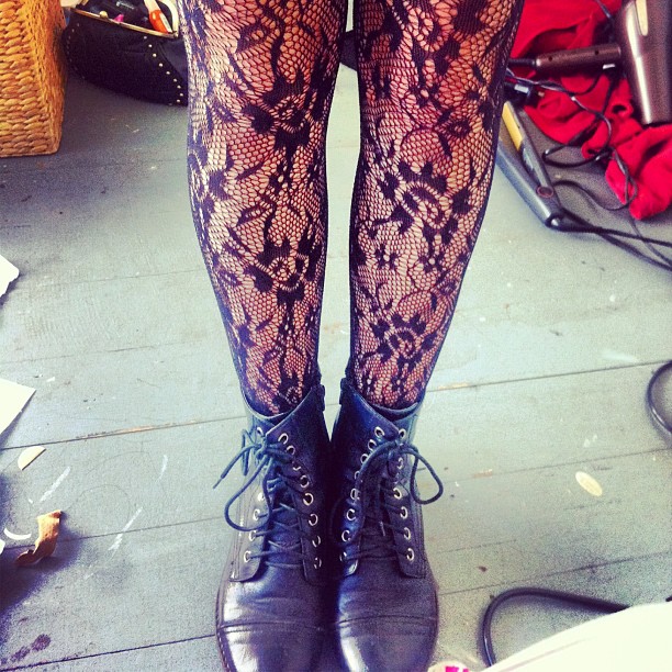 Grunge style – lace tights with boots