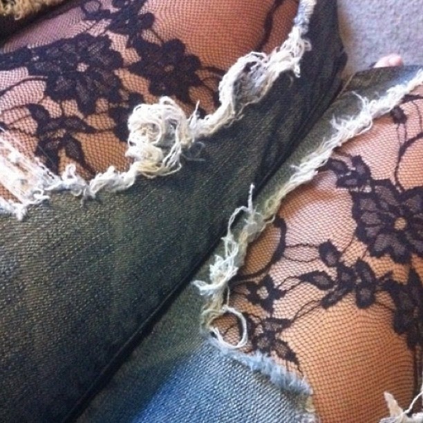 Grunge style – shabby jeans above lace tights